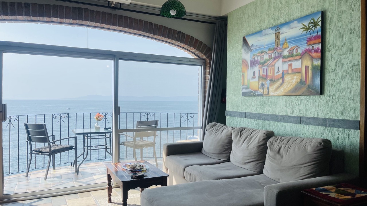 Photo of Livingroom in South Shore Hotel Area