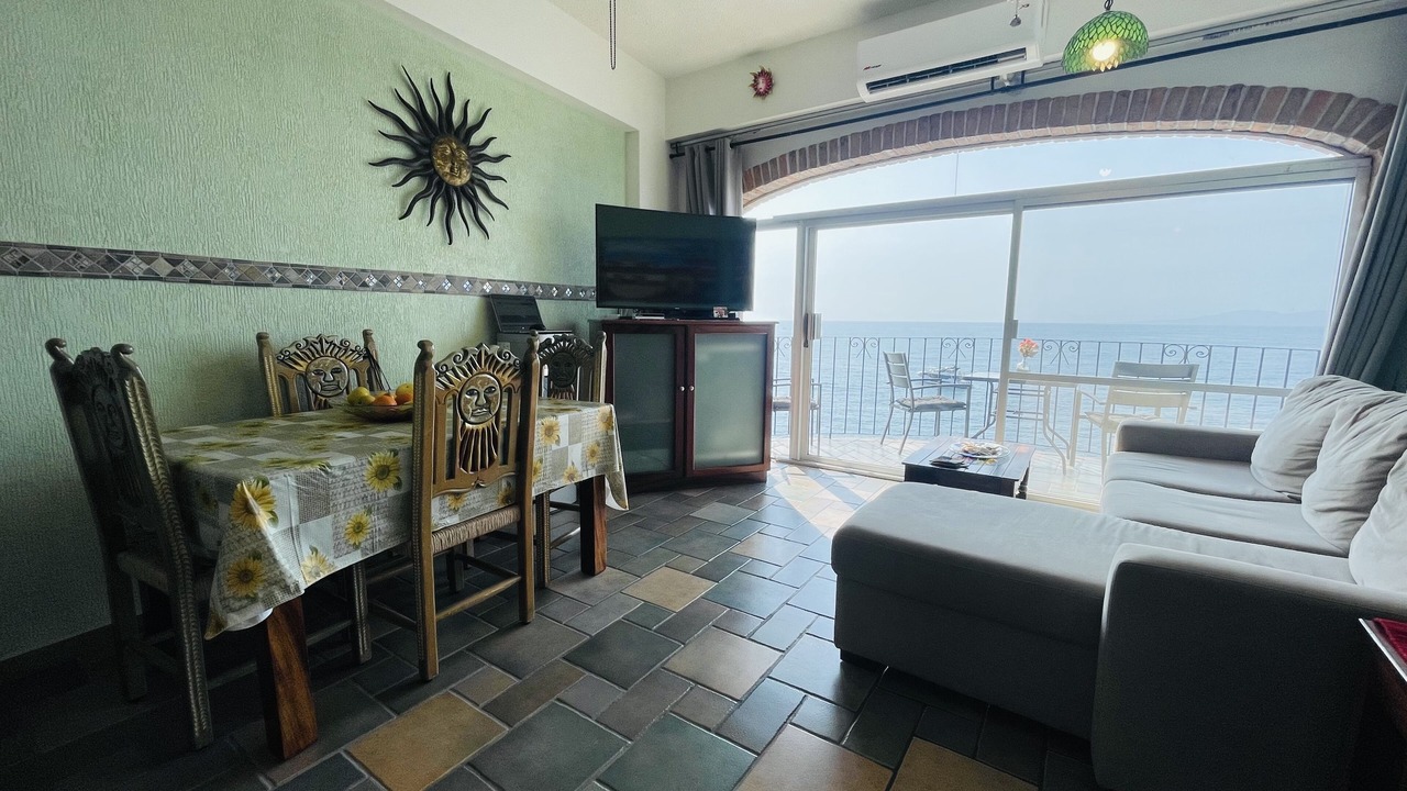 Photo of Livingroom in South Shore Hotel Area