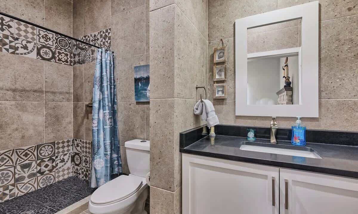 Photo of Bathroom in Laguna Shores