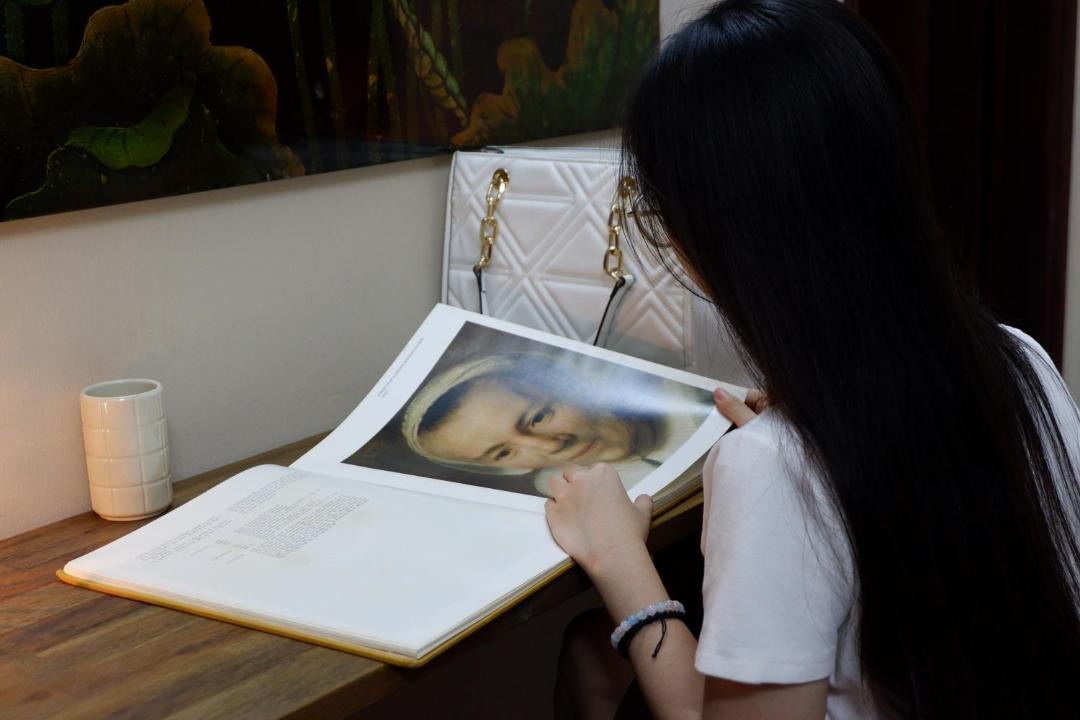 Photo of Human In Picture in Hang Dao