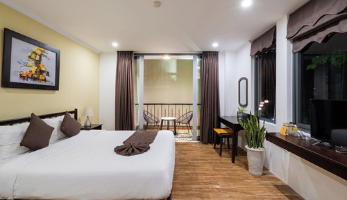 Deluxe King Room with Balcony & Street View