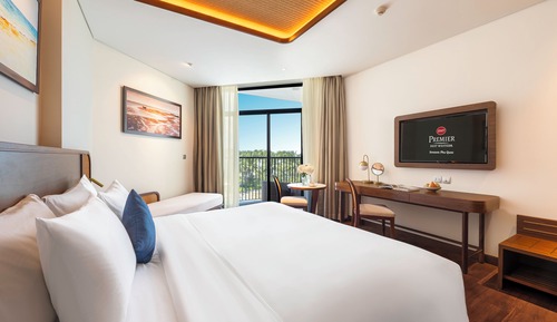 Deluxe Room, 1 King Bed, Balcony, Pool View