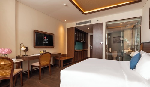 Deluxe Room, 1 King Bed, Non Smoking, Balcony