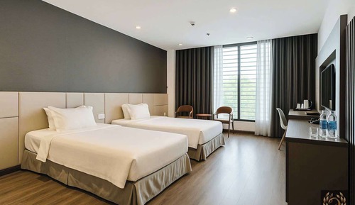 Senior Twin Room, Balcony, City View