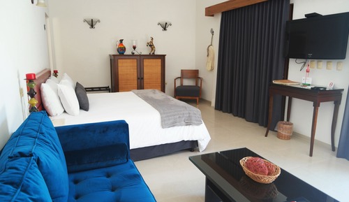 Superior Suite, 1 King Bed, Jetted Tub, Pool View