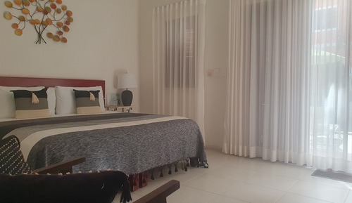 Suite, 1 King Bed, Pool View