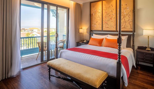 Senior Residence Suite (Free daily 30 mins massage per pax)