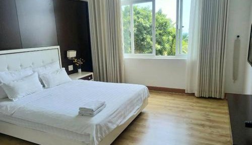 Three-Bedroom Apartment with Balcony