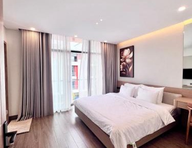 Three-Bedroom Apartment with Balcony