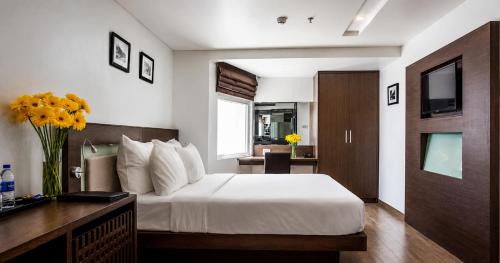 Deluxe Double or Twin Room with City View