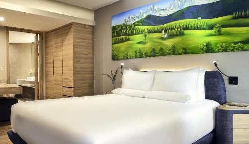 King Suite with City View and Lounge Access
