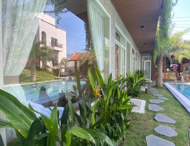 King Suite with Pool View