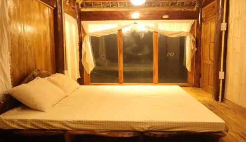 Deluxe Room (2 Adults + 1 Child)