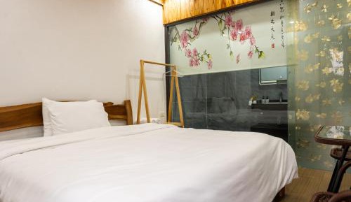 Deluxe Room (2 Adults + 1 Child)