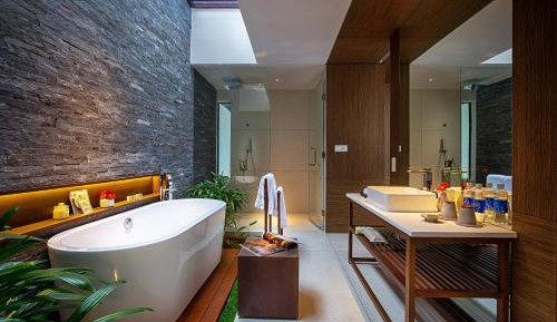 Three-Bedroom Villa with Private Pool and Bathtub