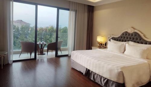 Deluxe King Room with Garden View