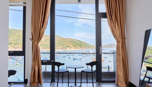 Deluxe Double Room with Balcony and Sea View