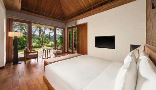 Bungalow with One King Bed and Garden View