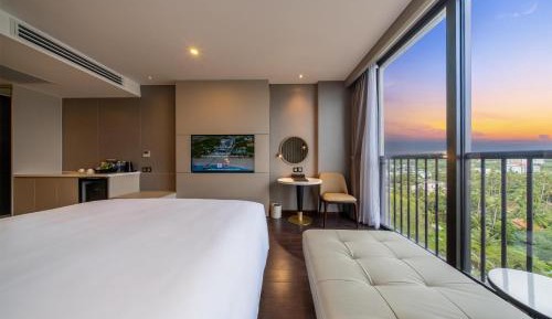 Deluxe King Partial Sea View w/ Balcony