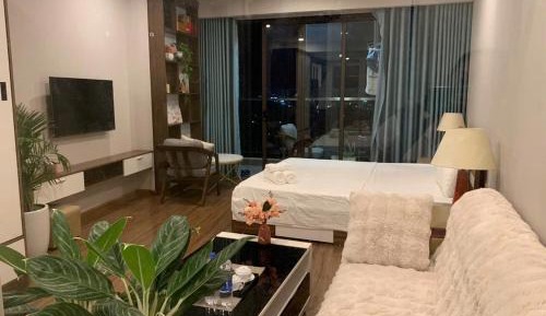 One-Bedroom Apartment with Lake View
