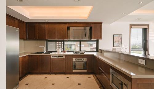 Three-Bedroom Apartment with Lake View