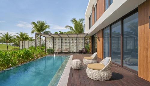 Two-Bedroom Villa with One King Bed and Two Double Beds