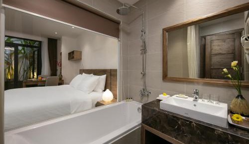 Deluxe King Studio with Bathtub and Kitchen