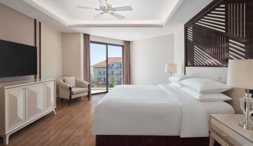 Deluxe King Room with Garden View and Balcony