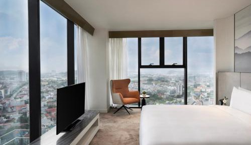 King Suite with View and Club Access