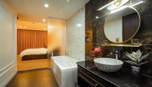 King Room with Spa Bath
