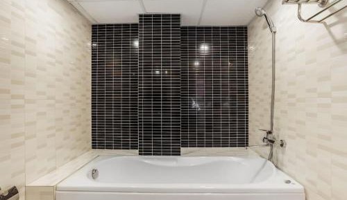 Honeymoon Suite