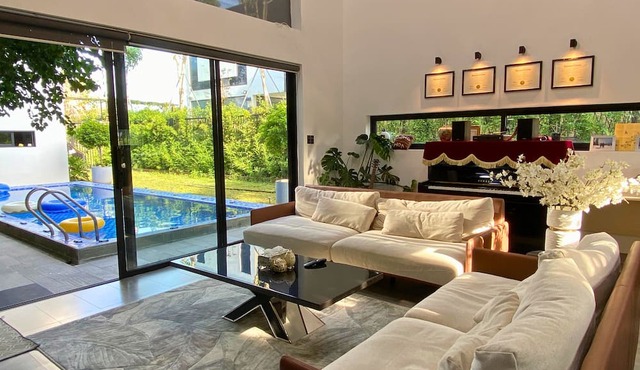 Luxurious 4-bedroom villa with gym, private pool, rooftop, backyard & much more!