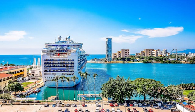 8th-floor ocean-view condo with balcony, outdoor pool, gym, washer/dryer, & AC